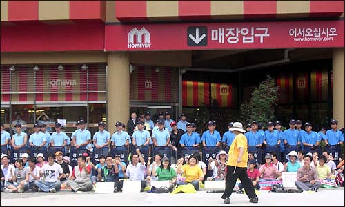 홈에버 부천중동점은 입구를 막은 경찰들로 인해 접근이 불가능했다. 